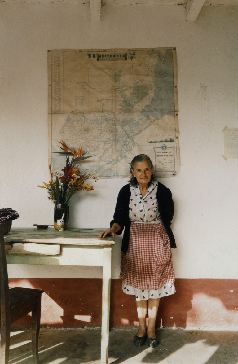 Retrato de mujer con mapa – Paola Ferrario  