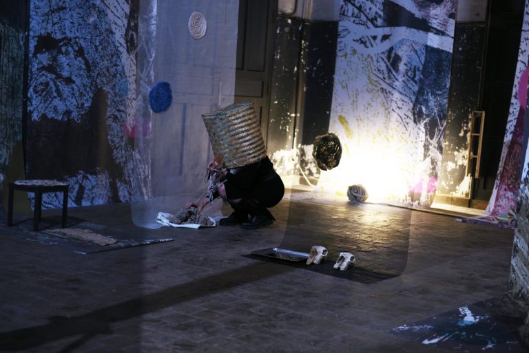 En ‘Ecos del Vacío’, la guatemalteca Verónica Riedel explora la degradación natural del agua