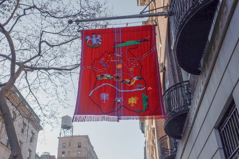 Lienzo para guiarse de ida y vuelta: Kaqjay expone en Nueva York