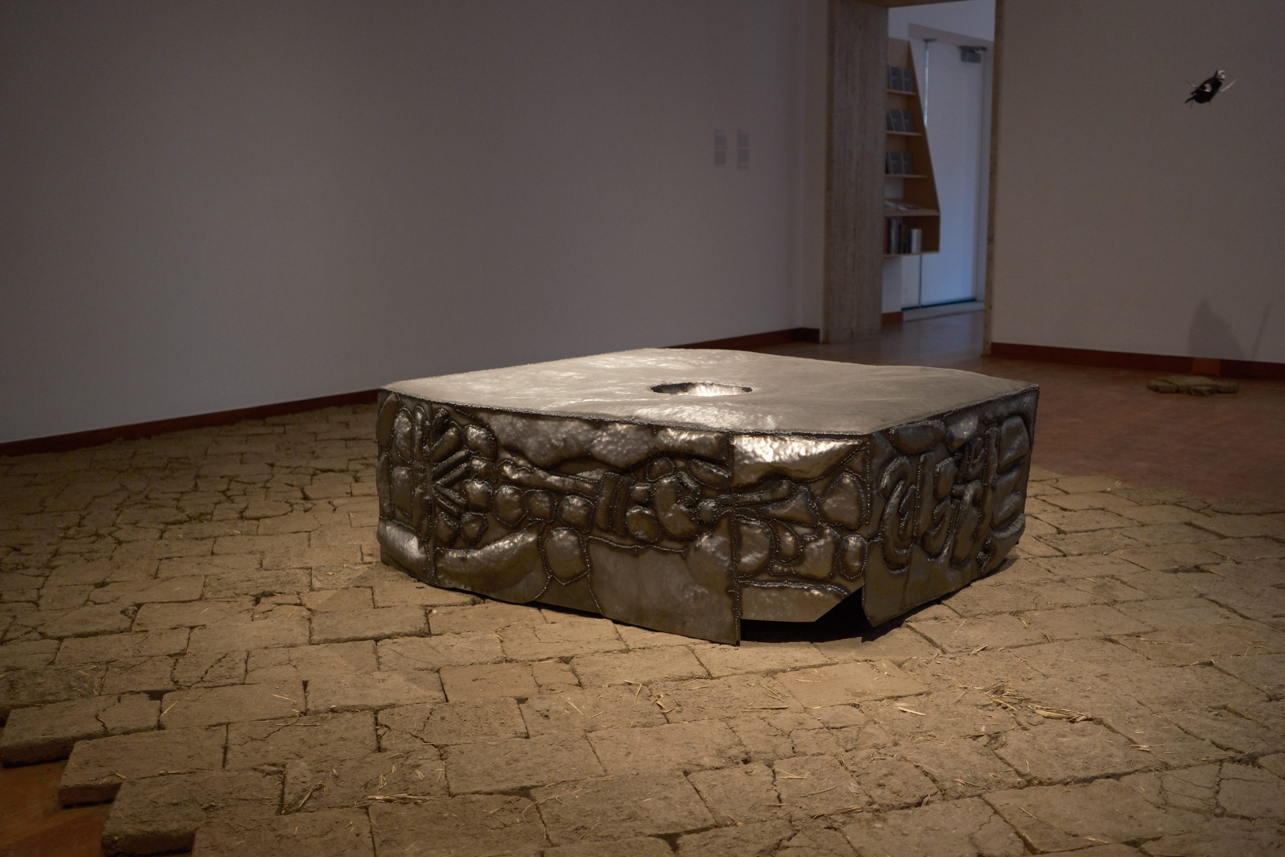 El altar de Kaqjay, una colaboración entre el colectivo Kaqjay, Fiebre Ediciones, y Beatriz Cortez. 